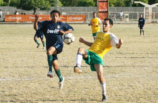Harold Patiño (LIVEFUT) despeja un balón frente a un jugador de los Deportistas.